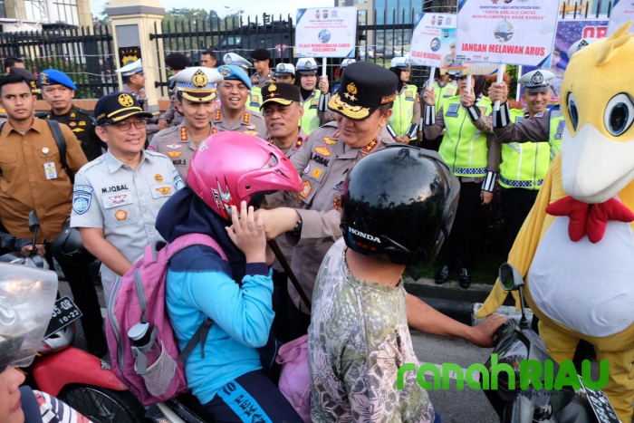 Operasi Lancang Kuning 2023 Digelar, Kapolda Riau bagikan Helm kepada Pengendara